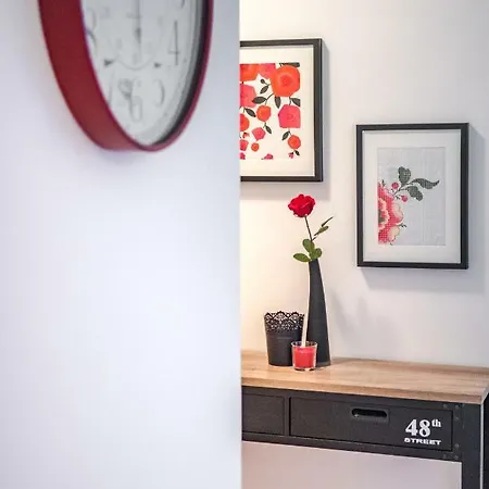 아파트 With View, Magis Red *